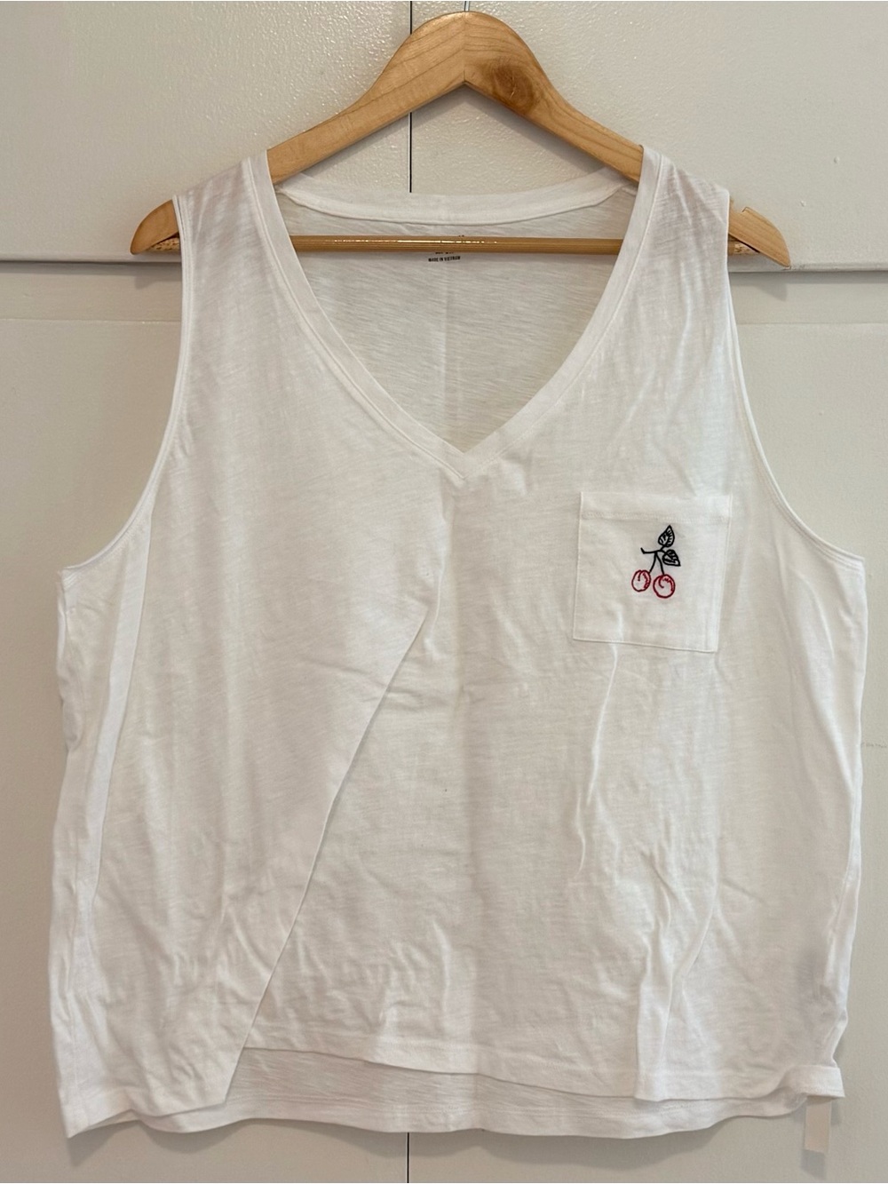 NWT Madewell Cherry Embroidered Whisper Cotton V-Neck Tank - White -
size 2X.